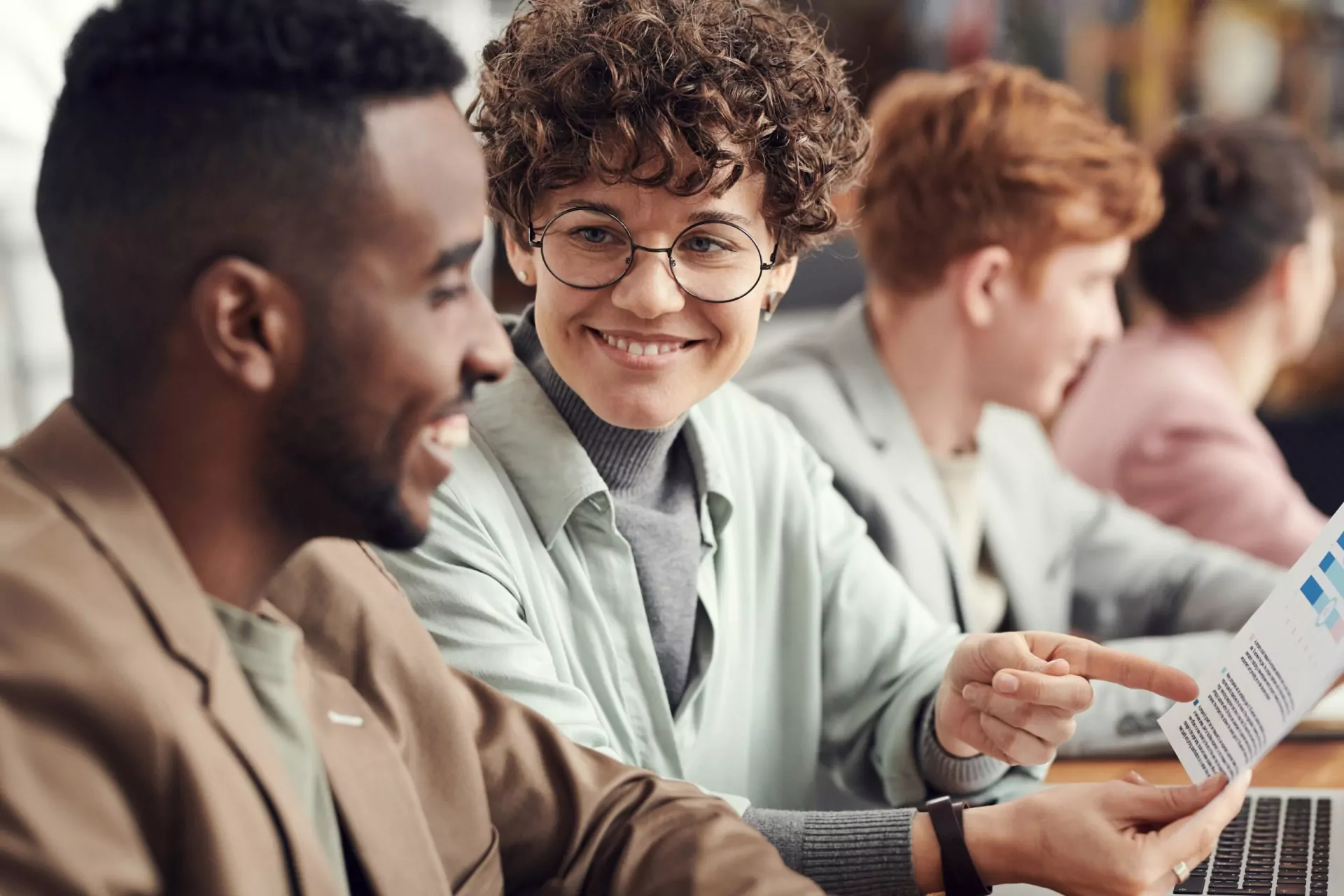 Grupo de alumnos adultos en una clase de inglés